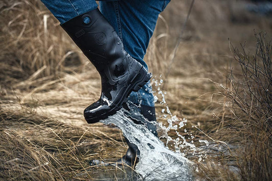 Guminiai batai internetinėje parduotuvėje. Moteriški ir vyriški modeliai, su apsaugomis, neslidžiu padu. Pagaminti ir aukštos kokybės medžiagų.