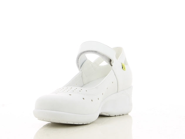 Pagerinkite savo darbo dieną su OLIVE profesionaliais batais, kurie sukurti tiems, kurie vertina saugumą, neaukojant stiliaus. Šie batai derina pažangias technologijas ir praktišką dizainą, kad jaustumėtės patogiai visą dieną. Ar judate per ligoninės koridorius, ar tvarkote patalpas, OLIVE batai - tai jūsų tobulas pasirinkimas. Itin neslidus specialios technologijos padas užtikrina išskirtinai gerą sukibimą.