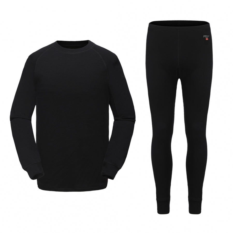 Pesso Thermo Merino komplektas- tai pirmo sluoksnio drabužiai, padedantys išlaikyti optimalią kūno temperatūrą. Dėl unikalios strikotažinės medžiagos mezgimo struktūros šie gaminiai yra labai ploni, minkšti, gerai priglundantys prie kūno, todėl gali būti dėvimi ne tik intensyviai sportuojant, bet ir kaip apatiniai drabužiai. Sudėtyje esanti merino vilna izoliuoja šilumą, bei sugeria drėgmę. Pesso Merino termo rūbai tinkami dėvėti žiemą aktyviai dirbant ar sportuojant.
