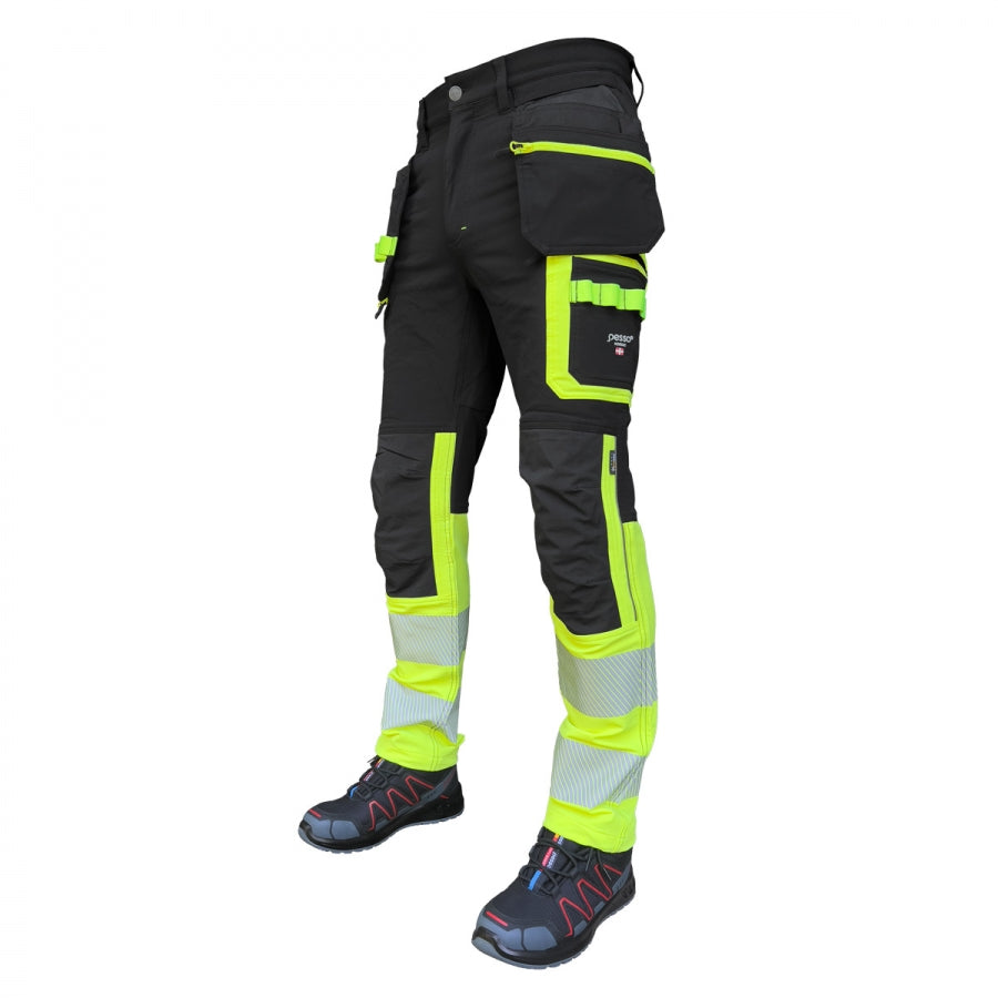 Darbo kelnės Pesso Jupiter Fit Slim 175_HVG, ryškaus matomumo geltona Kelnės pasiūtos iš ypač stipraus audinio ilgaamžiškumui užtikrinti. Legendinio Cordura® audinio detalės bei 4-Way Stretch tamprus audinys, garantuojantis judesių laisvę, komfortą ir oro cirkuliaciją. Naujausių technologijų audiniai! 