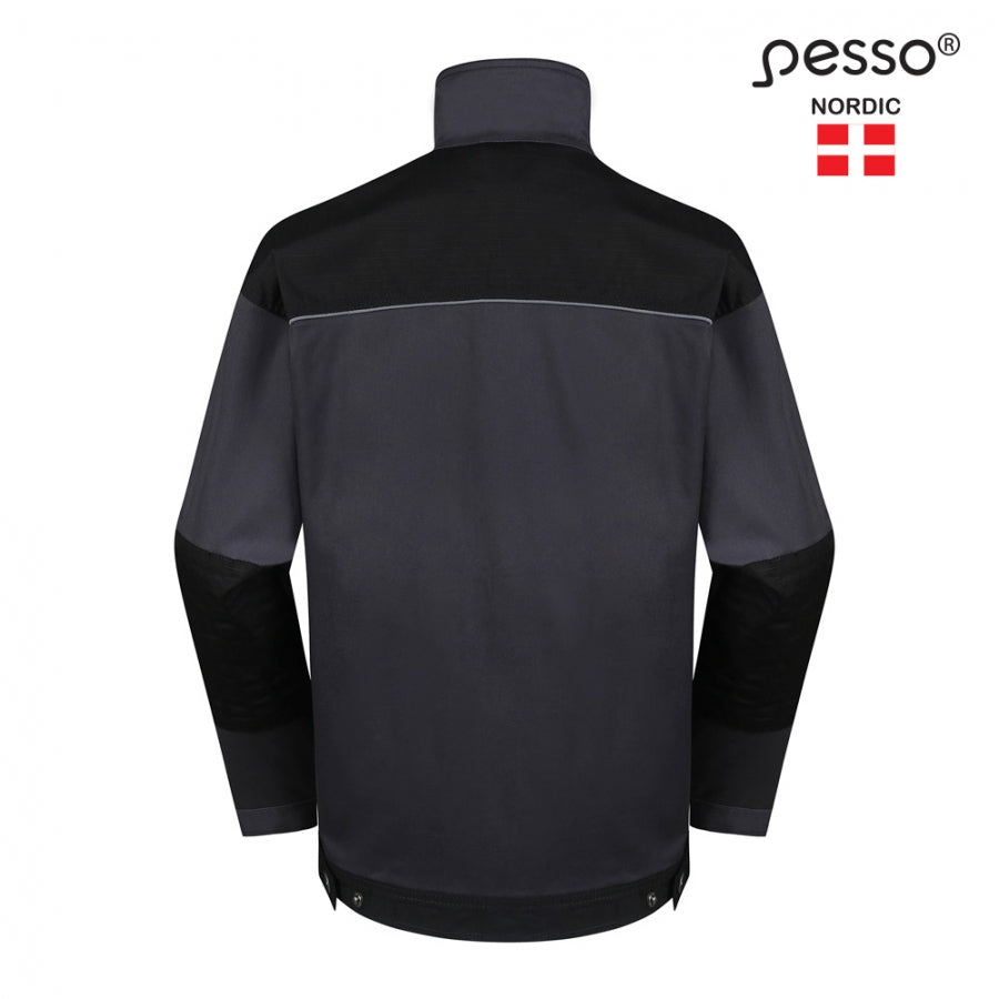 Modelis: Naujausiais patogus modelis nevaržantis judesių laisvės.  Švarko apykaklė iki pat viršaus užsegama užtrauktuku. Papildoma audinio apsauga alkūnių srityje RIP STOP audinio. Siūlės: visos pagrindinės siūlės prasiūtos triguba užlenkta siūle. visos kišenės papildomai sutvirtintos sutankinta siūle