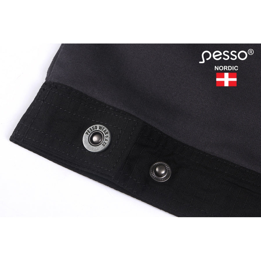 Funkcionalios kišenės: dvejos kišenės su atvartais su spaudėmis krūtinės srityje, dvejos kišenės užsegamos užtrauktukais krūtinės,srityje specialios įmautės rašikliams, šoninės kišenės užsegamos užtrauktukais. Švarko apimtis apačioje reguliuojama spaudėmis.