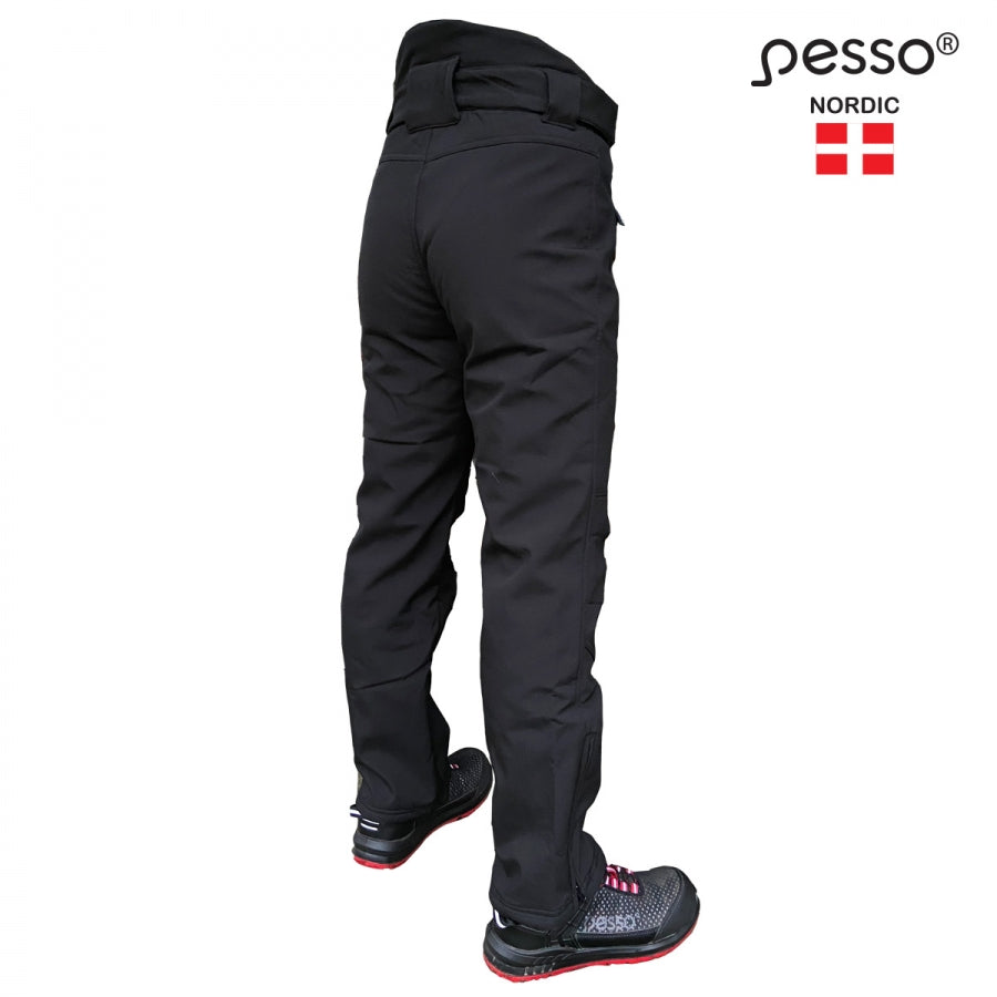 Nepralaidžios vandeniui, neperpučiamos, tačiau „kvėpuojančios“ Softshell medžiagos žieminės darbo kelnės Pesso BARNABI Softshell su petnešomis. Prailginta nugaros sritis. Speciali PU membrana nepraleidžia drėgmės į drabužio vidų, tačiau leidžia kūnui „kvėpuoti“, išgarindama vandens garus į išorę. Unisex stiliaus – kelnės tinka tiek vyrams tiek moterims