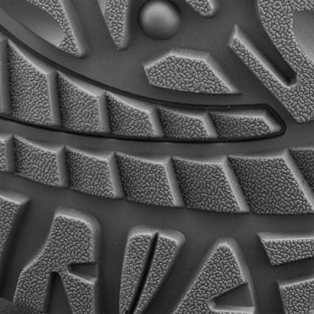 Darbo batai neslidžiu padu.