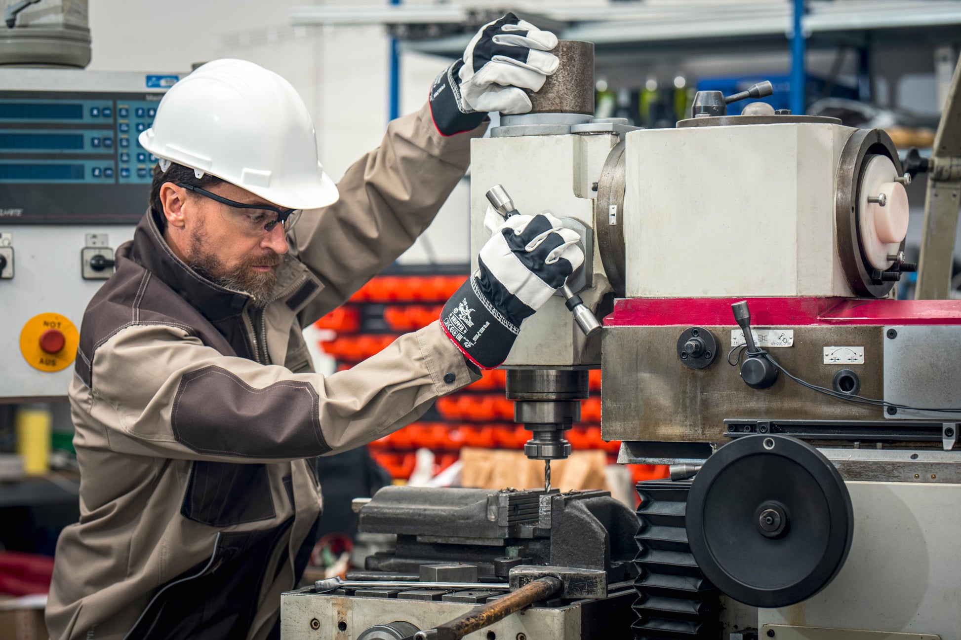 Tvirtas padidinto atsparumo vyriškas darbo švarkas.  su kišenėmis, trigubomis siūlėmis, sertifikuotas