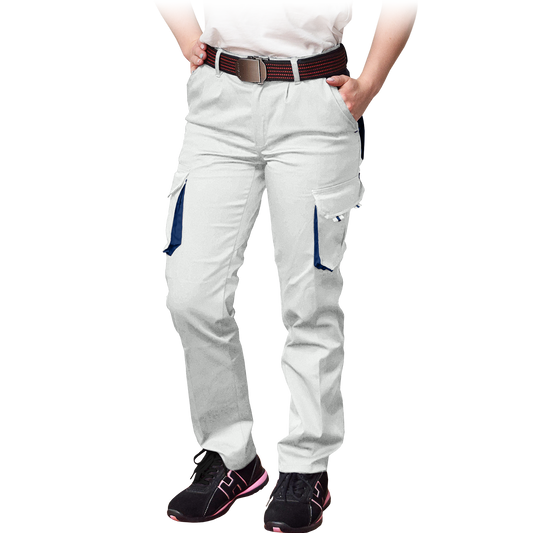 Elastingos moteriškos darbo kelnės.  Pasiūtos iš atsparaus audinio, kad būtų patogu dirbti įvairius darbus skirtingose pozicijose. Papildomai suplanuotos patogios šoninės kišenės. Puikiai tinka dėvėti atliekant įvairius darbus sandėliavimo, žemės ūkio, gamybos, logistikos, teritorijos priežiūros bei kitose srityse