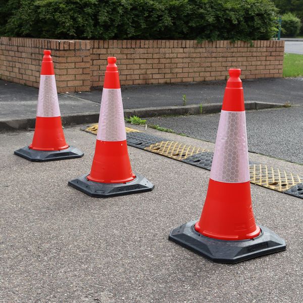 JSP kelio kūgiai saugiam eismui. Saugaus eismo prekių parduotuvė