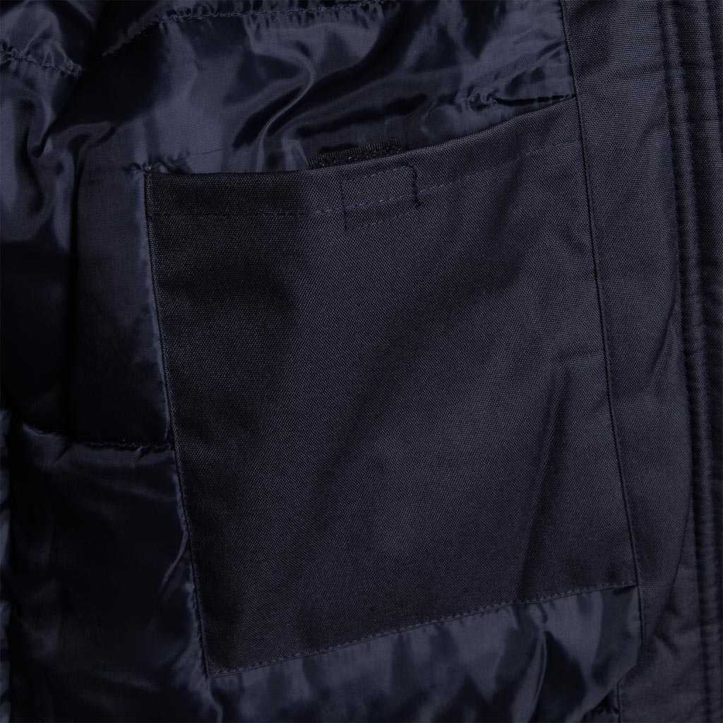 Vidinė striukės kišenė su lipduku, patogiam dokumentų ar piniginės laikymui.