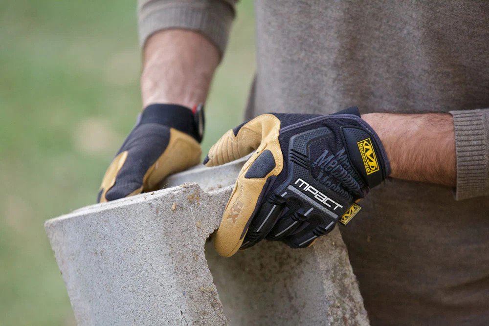 Apsaugines Pirštinės MECHANIX M-PACT 4XMechanix pirštinės M-Pact® pagamintos iš kvėpuojančios „TrekDry®“ medžiagos, kuri prisitaiko prie rankos formos ir palaiko komfortą visą dieną. Reguliuojami rankogaliai iš termoplastinės gumos (TPR) užtikrina saugų prigludimą. Anglies molekulės dėka galite lengvai valdyti jutiklinius ekranus, nenuimdami pirštinių. Pirštinės papildomai sutvirtintos