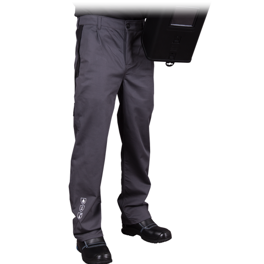 87% medvilnė, 12% nailonas, 1% anglies pluoštas Svoris: 270 gsm užsegamos kelnės dvi šoninės kišenės ir papildoma kišenė dešinėje kojoje elastinė juosmens juosta nugaroje apimčiai reguliuoti pagal standartus: EN ISO 13688, EN 1149-5, EN ISO 11612, EN 13034