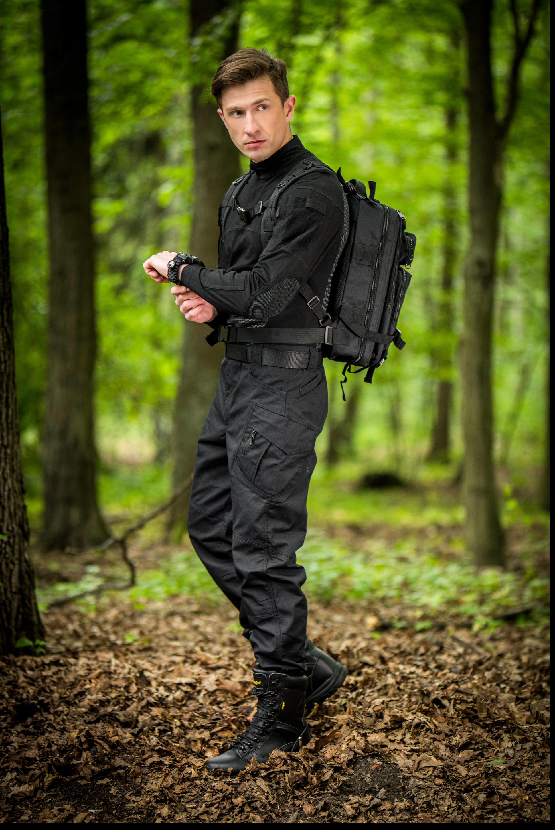 Taktiniai marškinėliai ilgomis rankovėmis, taktinės kelnės ir batai su apsaugomis