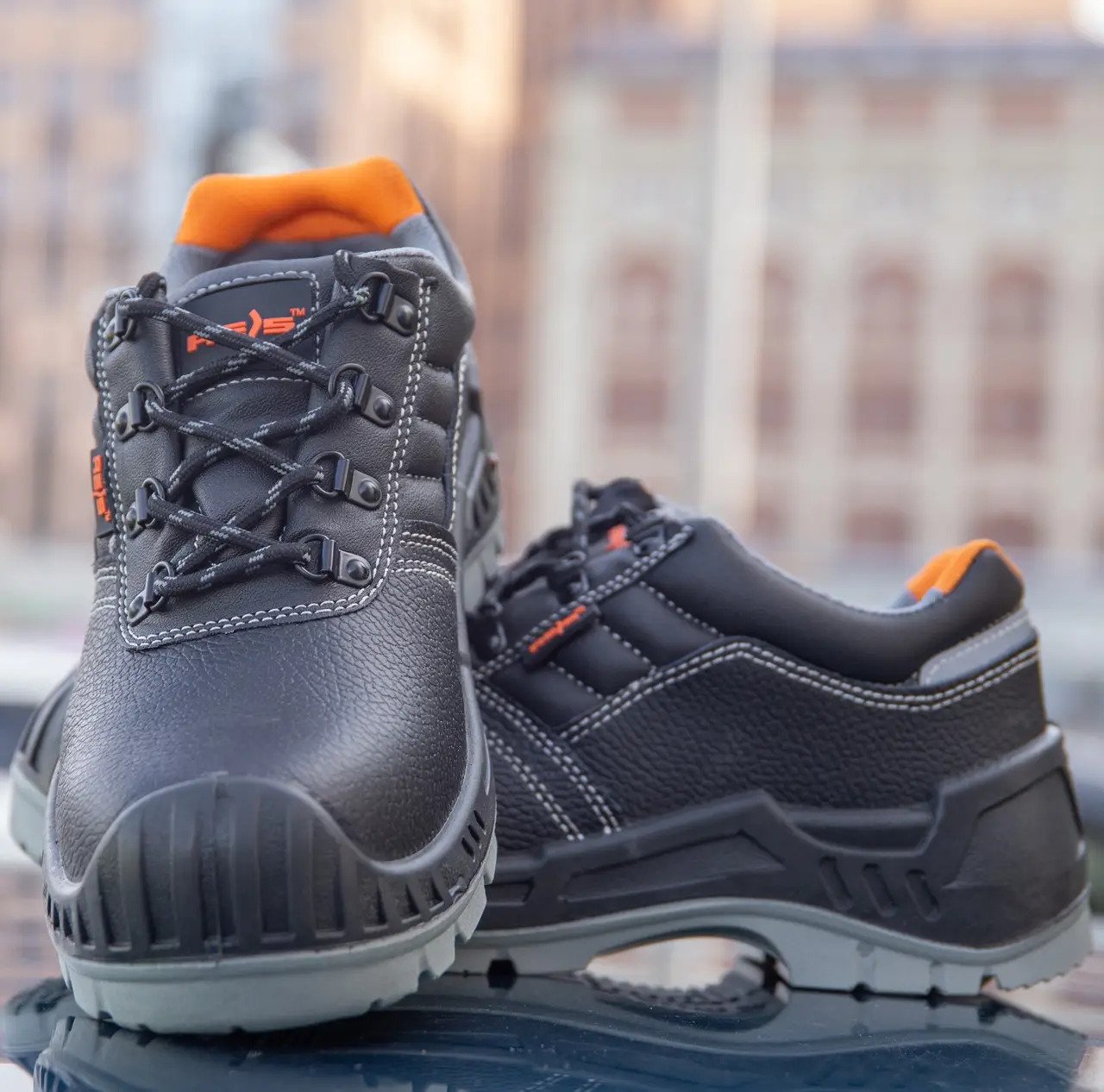 Darbiniai batai S3 moteriški ir vyriški darbo aprangos komplektai, batai tinka moterims ir vyrams. Darbo aprangos parduotuvė internete, vilniuje ir lietuvoje siunčiamos prekės į namus