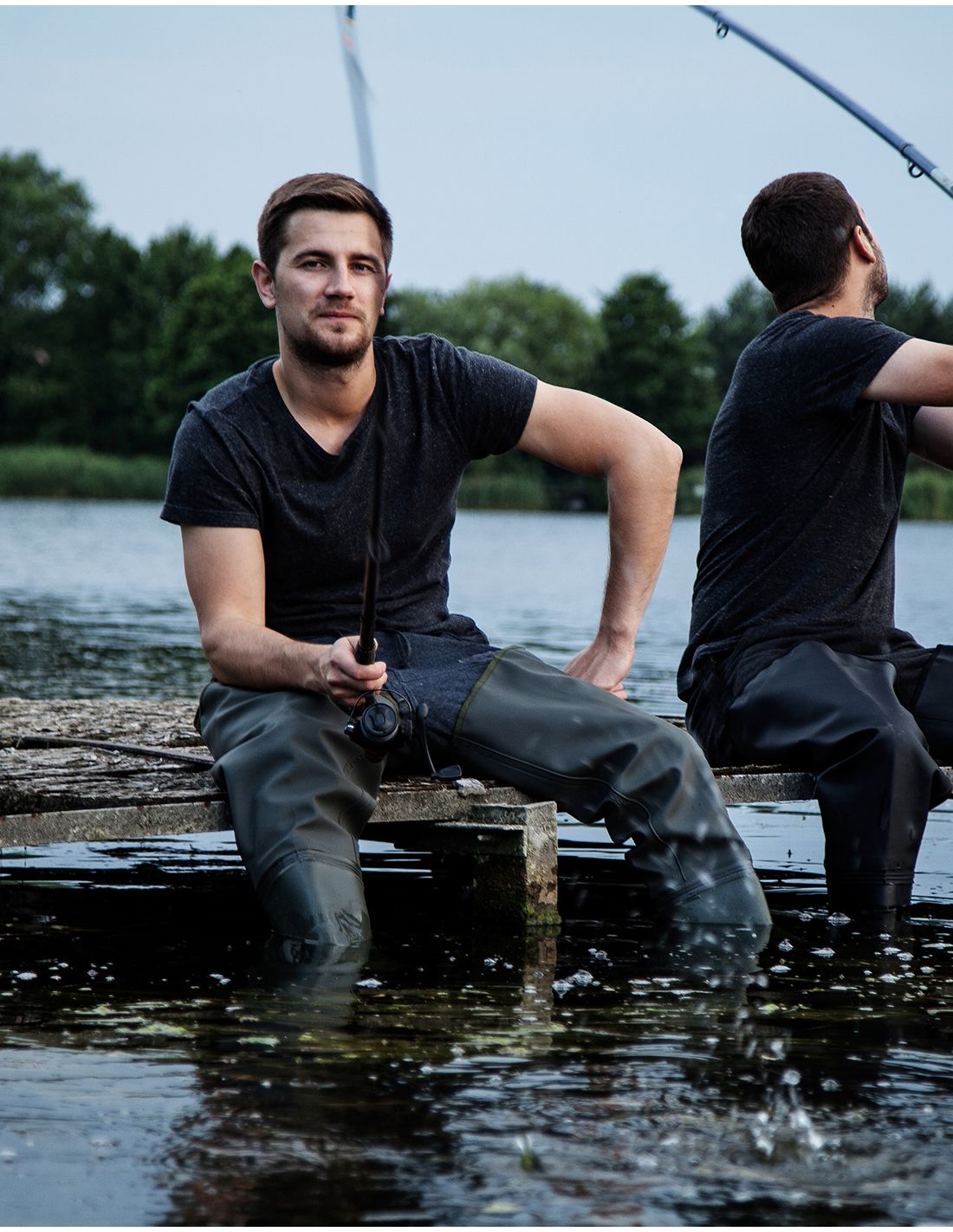 Vandeniui atsparūs batai iki šlaunų. Modelis pagamintas iš vandeniui atsparios, patvarios medžiagos, kuri efektyviai apsaugo kojas nuo vandens. Suvirinimo iš abiejų pusių technika padidina siūlių stiprumą. Įrengtas patogiais, guminiais atraminiais tvirtinimais.