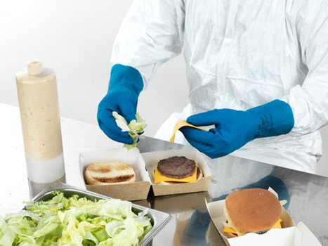 Ansell guminės pirštinės yra įvairių stilių ir dydžių, todėl jos patogiai tiks visų dydžių rankoms. Jie tinkami naudoti įvairiose pramonės šakose, įskaitant sveikatos priežiūrą, maitinimo paslaugas ir gamybą. Nesvarbu, ar jums reikia apsaugos nuo chemikalų, biologinių pavojų ar kitų medžiagų, Ansell guminės pirštinės yra veiksminga kliūtis, kad jūsų rankos būtų saugios ir apsaugotos. Apsipirkite dabar, kad rastumėte tobulas pirštines pagal savo poreikius.