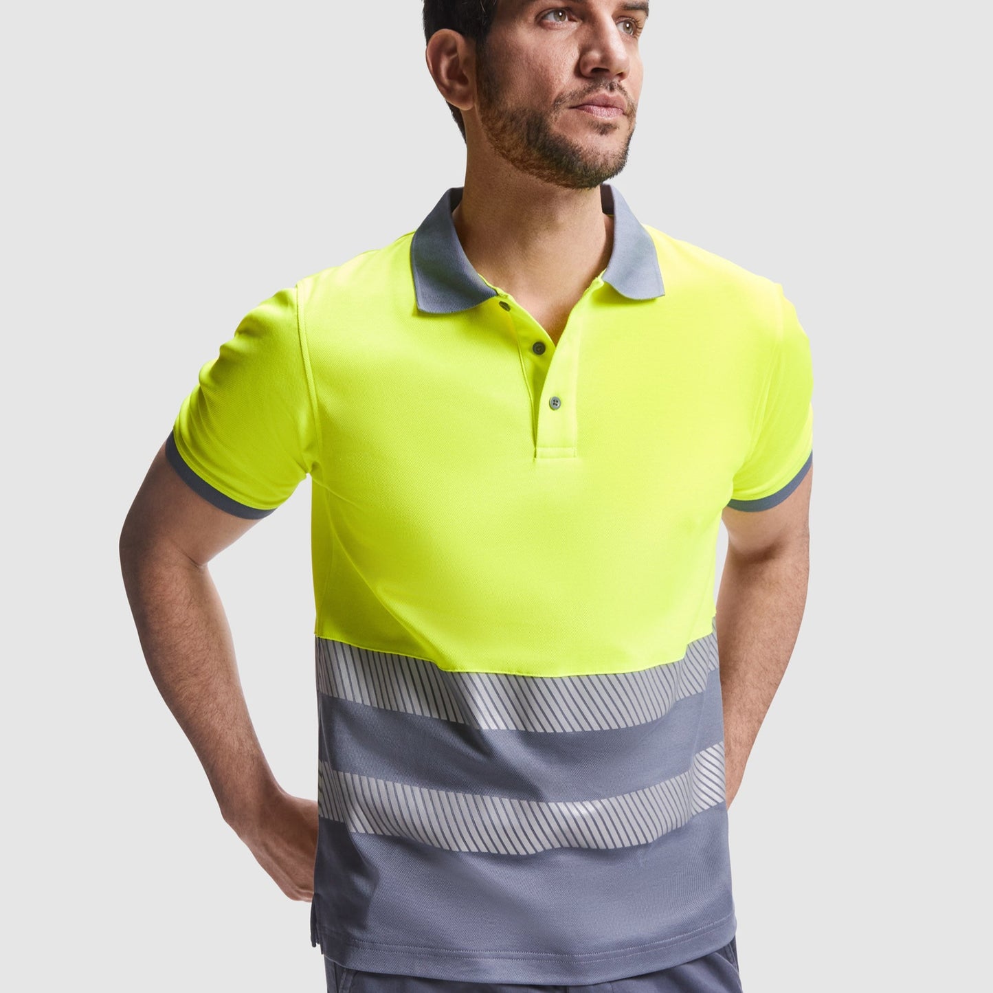 Trumpų rankovių gero matomumo polo marškinėliai yra sukurti užtikrinti maksimalų saugumą ir komfortą darbo metu. Pukiai tinka karštoms vasaros dienoms, maloni medžiaga užtikrina gerą oro cirkuliaciją.  Savybės:  1x1 briaunota apykaklė: Suteikia elegantišką ir tvarkingą išvaizdą. Kontrastinga 3 sagų apykaklė: Papildo stilingą dizainą ir leidžia lengvai apsirengti.