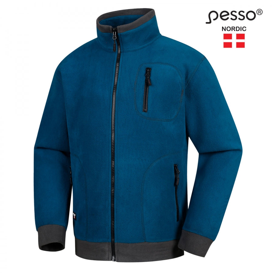 Fleece audinio džemperis Pesso Fleece FMMN, mėlynas. Patogus, švelnus ir šiltas. Dvi šoninės kišenės ir kišenė krūtinės kairėje pusėje užsegamos užtrauktukais. Kišenes ir rankoves puošia dekoratyvinės siūlės. Džemperio plotis ties klubais reguliuojamas guma su fiksatoriumi. Nugaros pusėje ant apykaklės siuvinėtas Pesso Nordic logotipas.