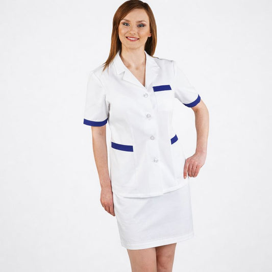 Šis moteriškas trumpų rankovių švarkelis yra puikus pasirinkimas medicinos paslaugų teikėjams, laboratorijoms ir vaistinėms. Dėl savo praktiškų kišenių ir patogios medžiagos sudėties jis yra idealus darbo drabužis, užtikrinantis komfortą ir funkcionalumą.