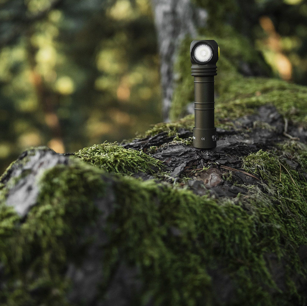 Prožektorius - žibintuvėlis su magnetiniu įkrovikliu Armytek Wizard C2 Pro, Olive spalvos