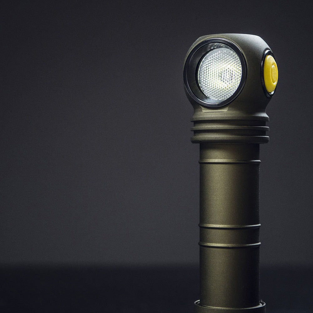 Prožektorius - žibintuvėlis su magnetiniu įkrovikliu Armytek Wizard C2 Pro, Olive spalvos