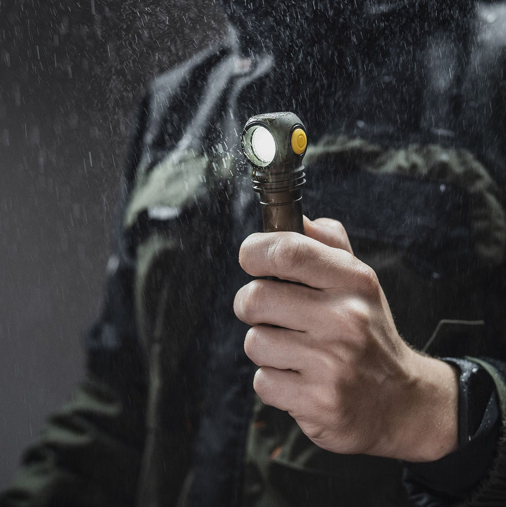 Prožektorius - žibintuvėlis su magnetiniu įkrovikliu Armytek Wizard C2 Pro, Olive spalvos